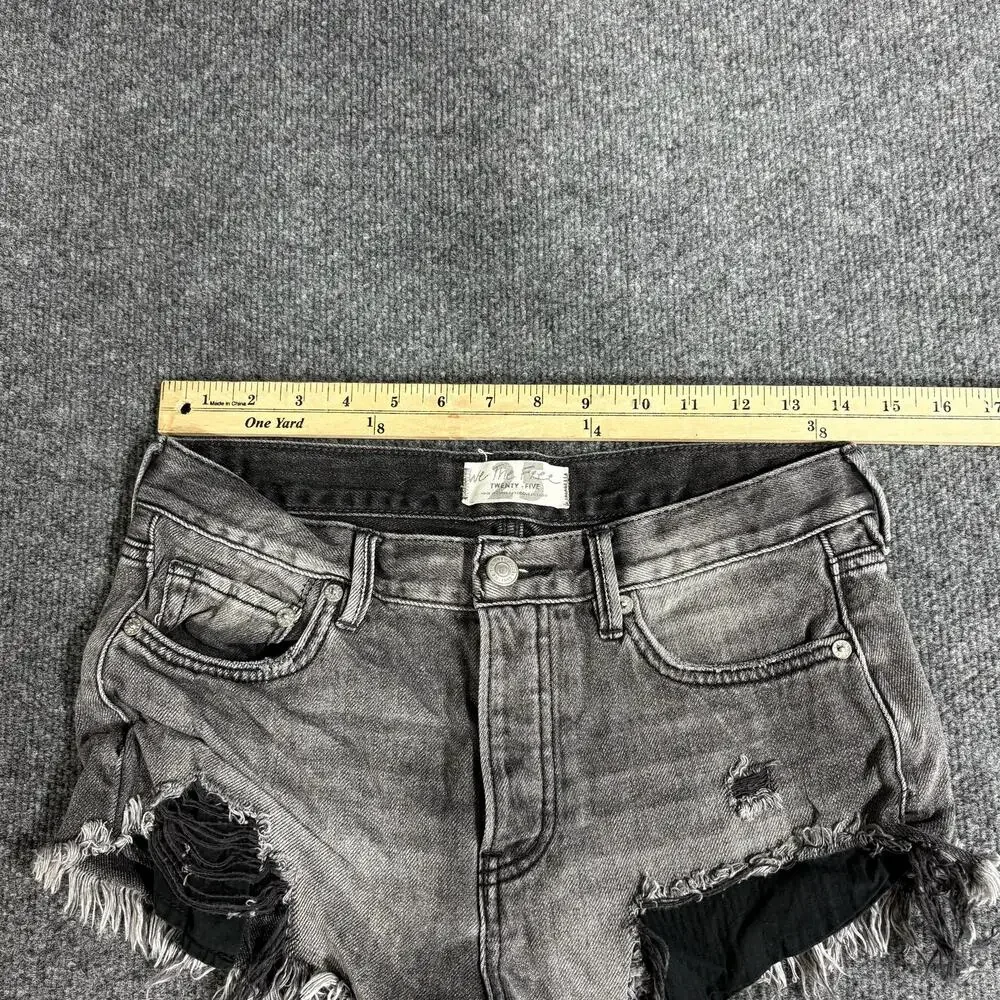 We The Free Shorts Womens 25 Gray Denim Cutoff Distressed Frayed Raw Hem Casual